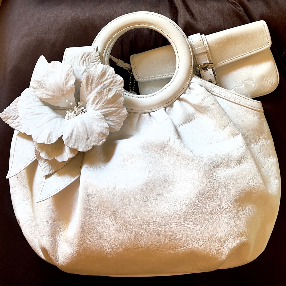 Isabella Fiore White Leather Bag with Floral Ornament